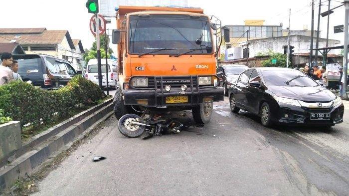 Kondisi pada saat sepeda motor berada di bawah kolong truk di Jalan Soekarno Hatta, Kecamatan Binjai Timur, Kota Binjai, Sumatera Utara, pada Senin (17/11/2022).
