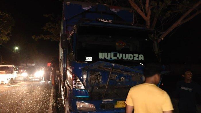 Kondisi sejumlah kendaraan usai terlibat kecelakaan beruntun di Jalan Raya Tlanakan, Desa Ambat, Kecamatan Tlanakan, Kabupaten Pamekasan, Madura.