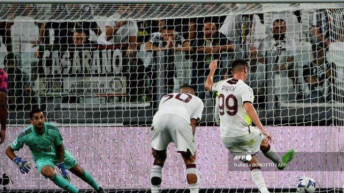 Penyerang Salernitana Krzysztof Piatek (kanan) mencetak gol saat pertandingan sepak bola Serie A Italia antara Juventus dan Salernitana di stadion Juventus di Turin pada 11 September 2022.