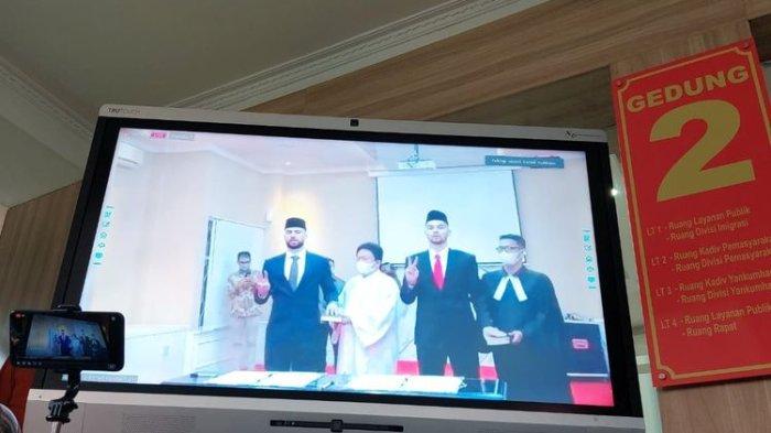Layar televisi menunjukkan momen saat Sandy Walsh dan Jordi Amat menjalani sumpah WNI di Kantor Wilayah Kementerian Hukum dan HAM, Jakarta, Kamis (17/11/2022).