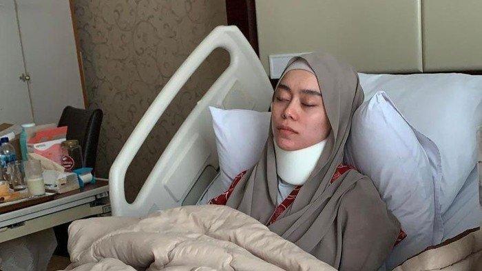 Lesti Kejora terbaring lemah saat dirawat di rumah sakit, dia mengenakan gips atau penyangga leher