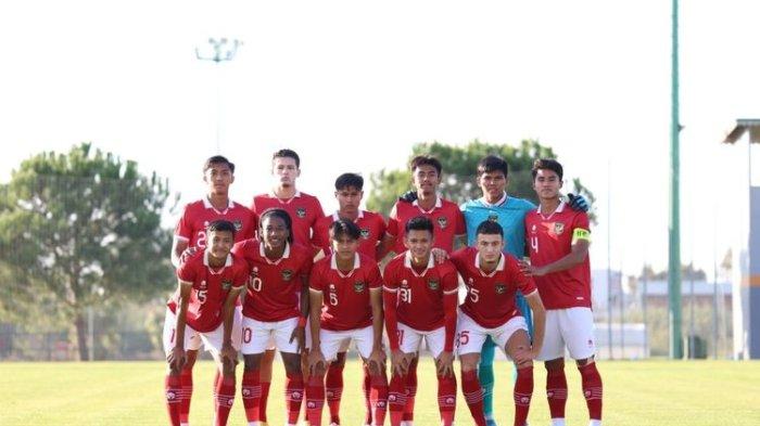 Line up Timnas U20 Indonesia termasuk dua pemain naturalisasi Justin Hubner dan Ivar Jenner saat bertanding kontra tim kasta tertinggi Liga Arab Saudi, Al-Adalah FC di Emirhan Stadium Side, Turkiye, pada Minggu (13/11/2022) malam WIB.