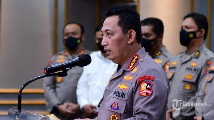 Kapolri Jenderal Polisi Listyo Sigit Prabowo memberikan keterangan kepada awak media terkait Tragedi Kanjuruhan di Mapolresta Malang Kota, Kamis (6/10/2022). Kapolri menyebut ada 6 tersangka yang menjadi pelaku tragedi sepakbola di Stadion Kanjuruhan Malang. Ke enam terangka tersebut yaitu Direktur LIB (AHL), Ketua Panpel (AH), Security Officer (SS), Kabag Ops Wahyu (WSS), Danki 3 Brimob Polda Jatim (H), Kasat Samapta Polres Malang (BSA).