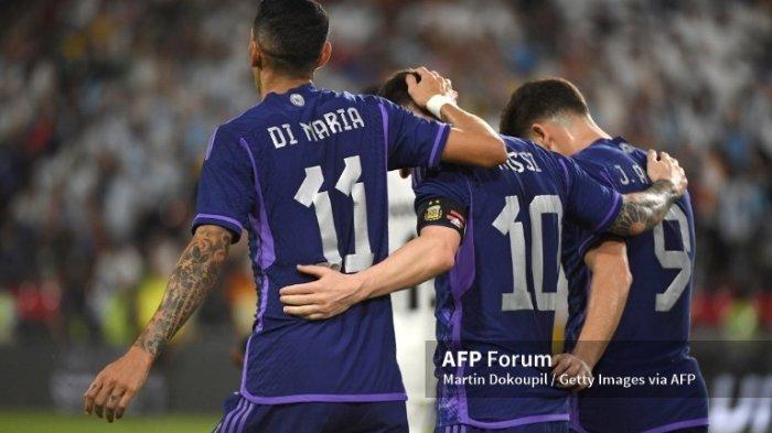Lionel Messi dari Argentina merayakan bersama rekan setimnya Julian Alvarez dan Angel Di Maria dalam pertandingan persahabatan internasional antara Uni Emirat Arab dan Argentina pada 16 November 2022 di Abu Dhabi, Uni Emirat Arab.