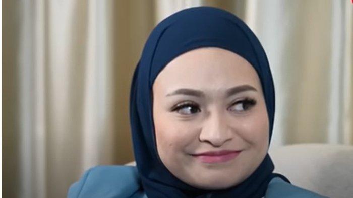 Nathalie Holscher, istri Sule, menangis saat menceritakan kondisi rumah tangganya kepada Uya Kuya