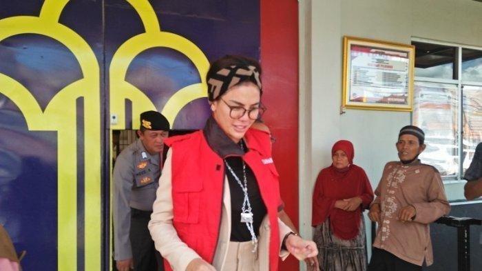 Gaya Nikita Mirzani, kenakan kombinasi warna cokelat dan hitam saat sidang pembacaan eksepsi di PN Serang Banten.