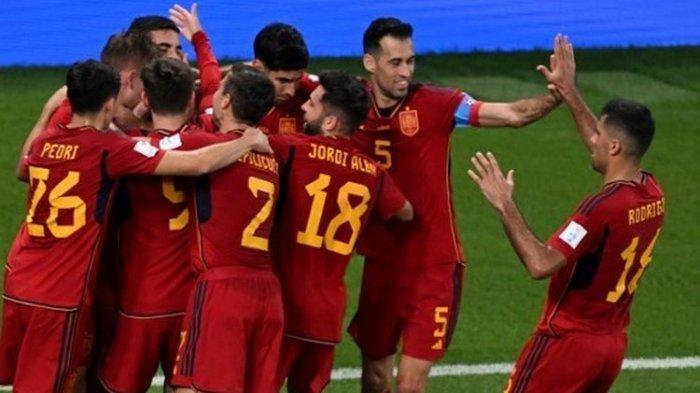Para pemain timnas Spanyol merayakan gol Ferran Torres ke gawang Kosta Rika pada laga matchday pertama Grup E Piala Dunia 2022 di Stadion Al Thumama, Qatar, Rabu (23/11/2022) malam WIB. Terkini, Spanyol akan melawan Jerman pada matchday kedua Grup E, Senin (28/11/2022) dini hari WIB.
