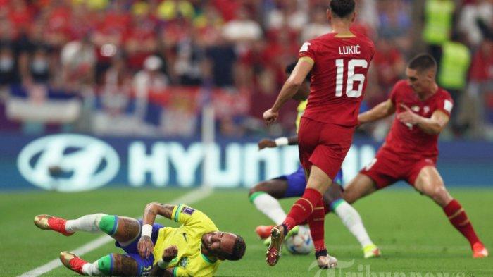 Penyerang Brasil Neymar bereaksi setelah dilanggar oleh gelandang Serbia Sasa Lukic (tengah) selama pertandingan sepak bola Grup G Piala Dunia Qatar 2022 antara Brasil dan Serbia di Stadion Lusail di Lusail, utara Doha pada 24 November 2022.
