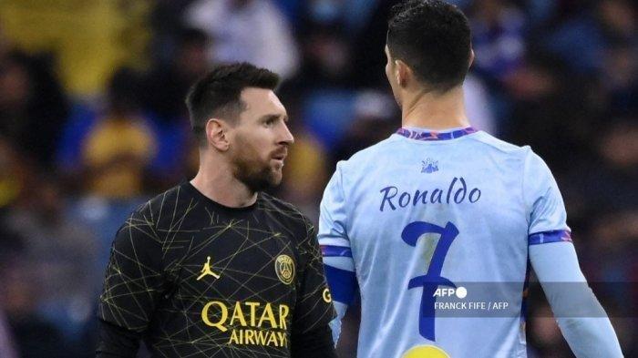Penyerang Paris Saint-Germain Argentina Lionel Messi (kiri) berjalan melewati penyerang Portugal All-Star Riyadh Cristiano Ronaldo (kanan) selama pertandingan sepak bola Piala Musim Riyadh antara Riyadh All-Stars dan Paris Saint-Germain di Stadion King Fahd di Riyadh pada 19 Januari 2023.