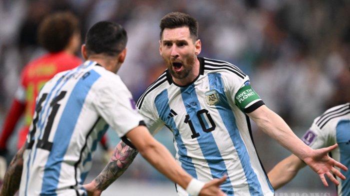Penyerang Timnas Argentina, #10 Lionel Messi (kanan) melakukan selebrasi dengan rekan setimnya, gelandang Timnas Argentina, #11 Angel Di Maria usai mencetak gol pembuka dalam laga sepak bola Grup C Piala Dunia 2022 Qatar antara Argentina melawan Meksiko di Stadion Lusail, di Lusail, utara Doha, Qatar, Sabtu (26/11/2022) waktu setempat.