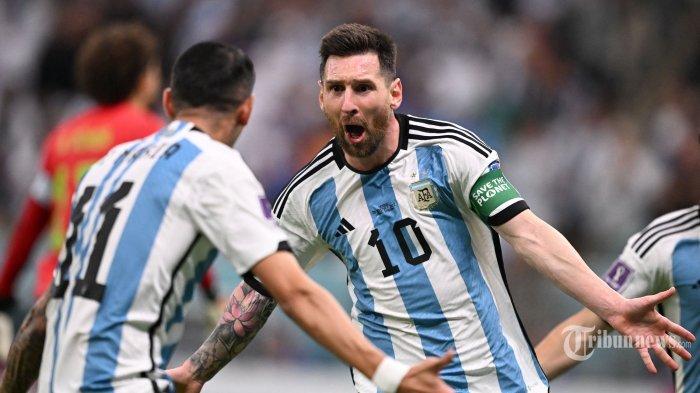 Penyerang Timnas Argentina, Lionel Messi (kanan) melakukan selebrasi dengan rekan setimnya, gelandang Timnas Argentina, Angel Di Maria usai mencetak gol pembuka dalam laga sepak bola Grup C Piala Dunia 2022 Qatar antara Argentina melawan Meksiko di Stadion Lusail, di Lusail, utara Doha, Qatar, Sabtu (26/11/2022) waktu setempat.