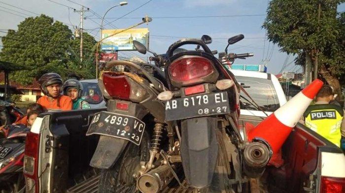 Perempuan setengah baya tewas akibat motornya ditabrak selagi belok di sebuah simpang tiga di jalan nasional Jalan Wates -Jogja, Pedukuhan Gadingan, Kalurahan Wates, Kapanewon Wates, Kabupaten Kulon Progo, Daerah Istimewa Yogyakarta.