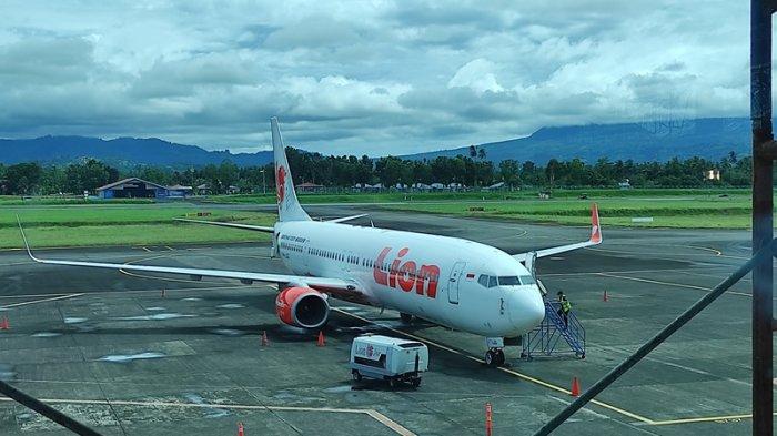 Pesawat Lion Air di apron Bandara Internasional Sam Ratulangi Manado.