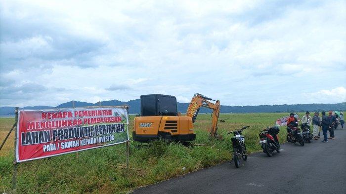 Petani Kakas yang menolak pengalihfungsian sawah menjadi kawasan wisata di Minahasa, Sulawesi Utara, Rabu (11/1/2023).