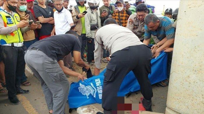 Polisi melakukan olah TKP kecelakaan di Jakabaring.