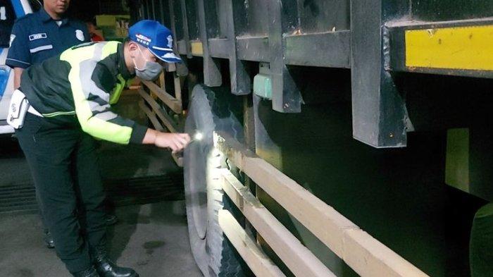 Polisi memeriksa truk Fuso yang melindas seorang pengendara di Bandung Barat, Selasa (18/10/2022).