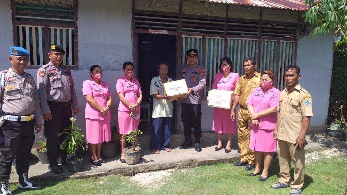 Polsek Rainis menyalurkan bantuan dalam kepada masyarakat yang kurang mampu di Kepulauan Talaud, Sulawesi Utara, Senin (19/9/2022).