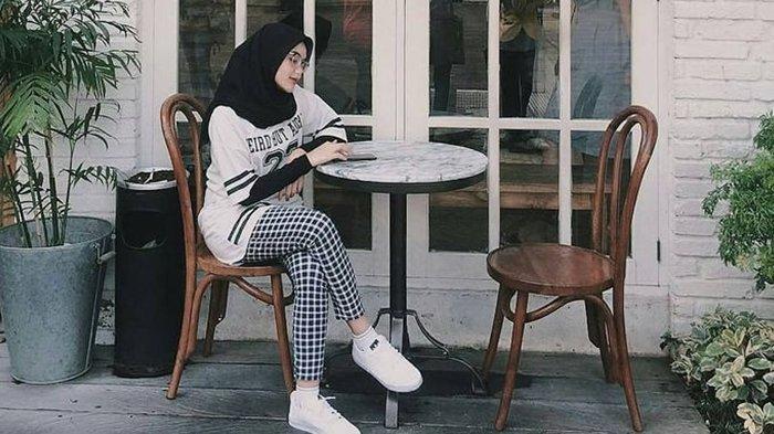 Potret cantik anak Mandra, Tia Septiana