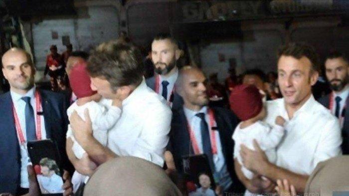 Presiden Prancis Emmanuel Macron gendong bayi usai menghadiri acara Gala Dinner G20 di Kawasan wisata Garuda Wisnu Kencana, Bali pada Selasa, (15/112022) malam.