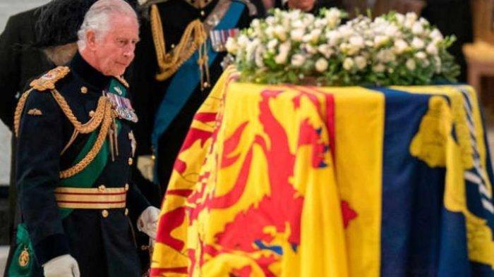 Raja Charles III berdiri di samping peti mati Ratu Elizabeth II