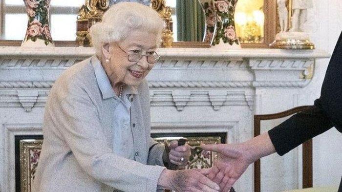Ratu Elizabeth II menerima kedatangan Perdana Menteri Inggris terpilih, Liz Truss, di Istana Balmoral pada Selasa (6/8/2022).