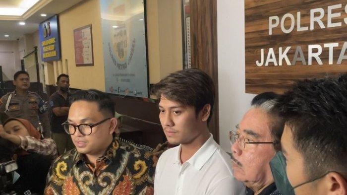 Rizky Billar saat pulang dari Polres Metro Jakarta Selatan, Jumat (14/10/2022).