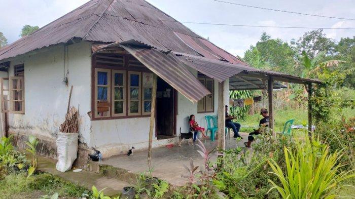 Rumah balita Eca Putri yang sangat memprihatinkan.