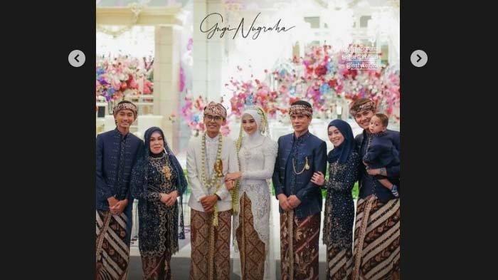 Sang kakak menikah, Lesti Kejora semringah berfoto bersama sang ayah dan Rizky Billar sang suami.