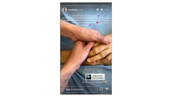 Sharena mengunggah potret dirinya yang sedang menggenggam tangan sang kakak.
