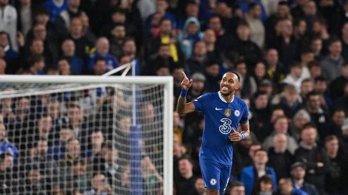 Striker Chelsea, Pierre-Emerick Aubameyang, merayakan gol ke gawang AC Milan dalam laga Grup E Liga Champions di Stadion Stamford Bridge, Rabu (5/10/2022).