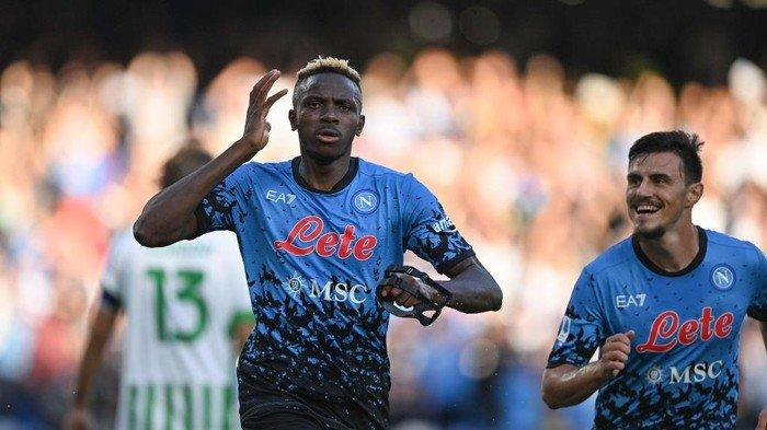 Striker Napoli, Victor Oshimen hattrick saat mengalahkan Sassuolo.