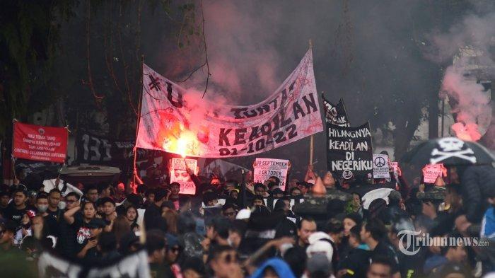 Suporter tim Arema FC, Aremania membentangkan sepanduk tuntutan atas Tragedi Kanjuruhan di Balaikota Malang, Jawa Timur, Kamis (10/11/2022).