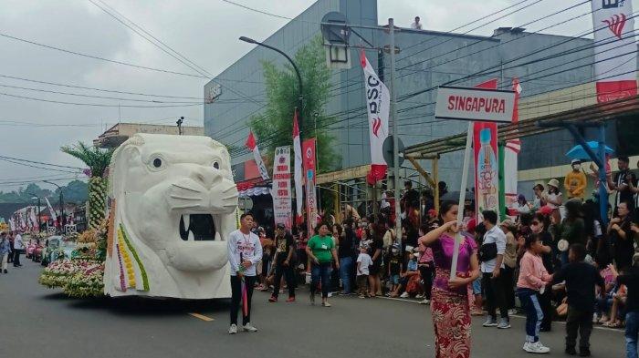Kendaraan hias milik Singapura yang tampil di Tournament of Flowers pada Senin 8 Agustus 2022