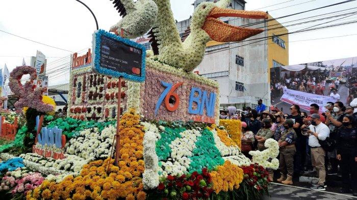Kendaraan hias milik BNI yang tampil di Tournament of Flowers pada Senin 8 Agustus 2022