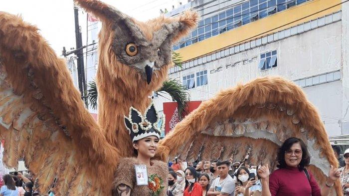 Peserta Parade Fashion Carnival di Tomohon International Flower Festival (TIFF) tahun 2022 di Kota Tomohon, Sulawesi Utara digelar pada Senin (8/8/2022) siang ini