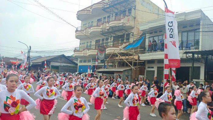 Peserta Parade Fashion Carnival di Tomohon International Flower Festival (TIFF) tahun 2022 di Kota Tomohon, Sulawesi Utara digelar pada Senin (8/8/2022) siang ini