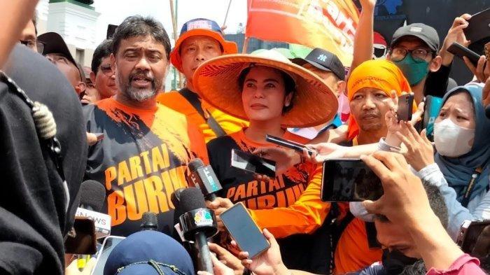 Telah diungkap rencana buruh selanjutnya setelah demo hari ini tolak kenaikan harga BBM. Foto: Presiden Partai Buruh Said Iqbal saat memberikan keterangan pers di depan Gedung DPR RI, Senayan, Jakarta Pusat, Selasa (6/9/2022).