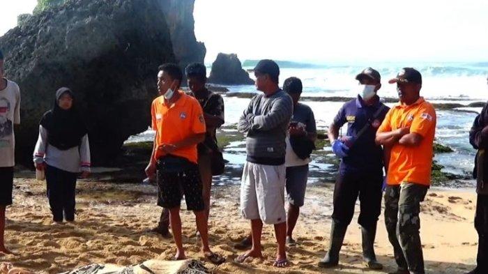 Tim SAR mengevakuasi mayat perempuan di Pantai Ngrawe, Gunungkidul DI Yogyakarta. Selasa (15/11/2022).