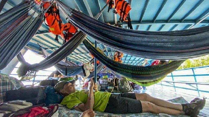 Turis asing beristirahat di perahu tempat mereka ditahan di komunitas Cuninico di Loreto, utara Peru, Jumat (4/11/2022).