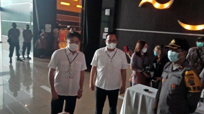 Andrei Angouw - Richard Sualang tiba di Novotel