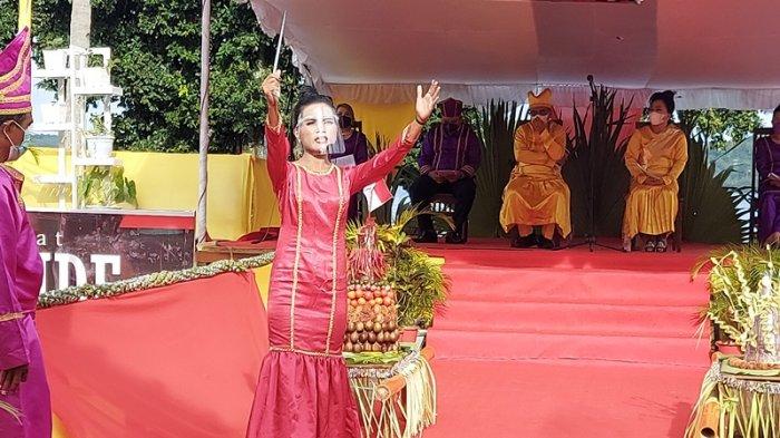 Afni Cylya Salauhiang (26) warga Kelurahan Gunung Woka, pemotong Kue Tamo perempuan di Kota Bitung