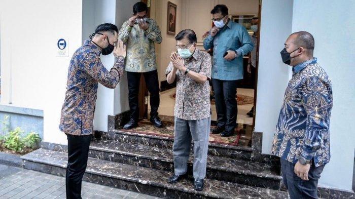 Ketua Umum Partai Demokrat Agus Harimurti Yudhoyono (AHY) saat silaturahmi ke kediaman Jusuf Kalla (JK), Minggu (14/3/2021).