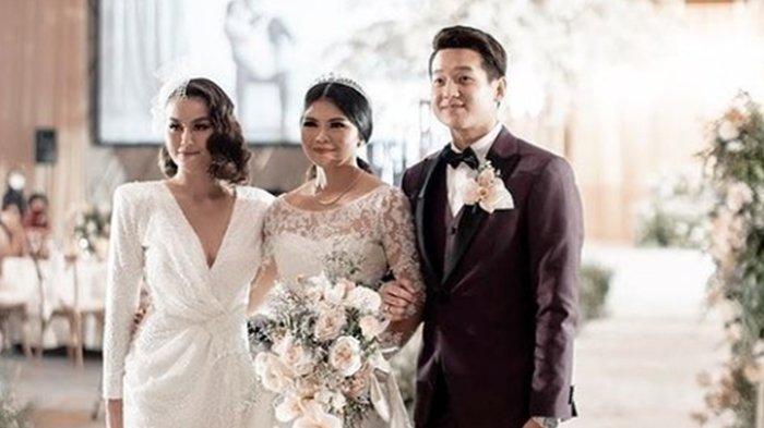 Agnez Mo saat menghadiri pernikahan Greysia Polii dan Felix Djimin