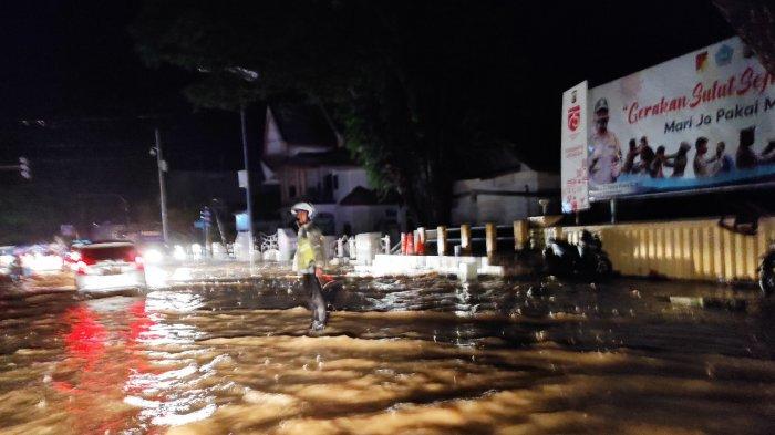 Air meluap, menggenangi Jalan Bethesda di depan Mapolda Sulut