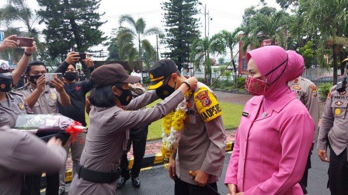 AKBP Indra Pramana H SIK Kapolres Bitung yang baru tiba di Mapolres Bitung bersama istri tercinta.