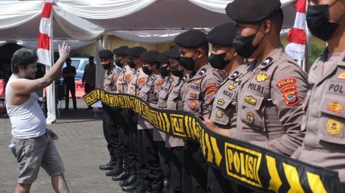 Aksi teaterikal di depan personel aparat kepolisian, dalam Lomba Orasi Unjuk Rasa 2021 Piala Kapolri yang berlangsung di Mapolda Sulut, Jumat (3/12/2021).