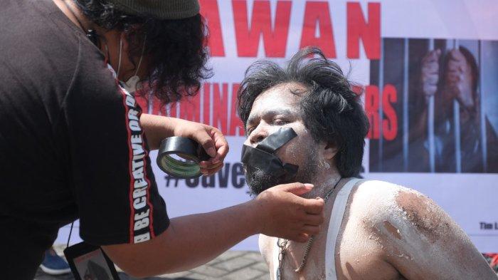 Aksi teaterikal di depan personel aparat kepolisian, dalam Lomba Orasi Unjuk Rasa 2021 Piala Kapolri yang berlangsung di Mapolda Sulut, Jumat (3/12/2021).