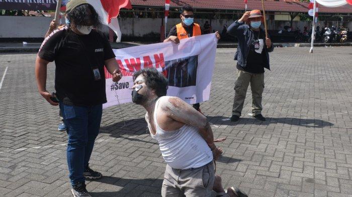 Aksi teaterikal di depan personel aparat kepolisian, dalam Lomba Orasi Unjuk Rasa 2021 Piala Kapolri yang berlangsung di Mapolda Sulut, Jumat (3/12/2021).