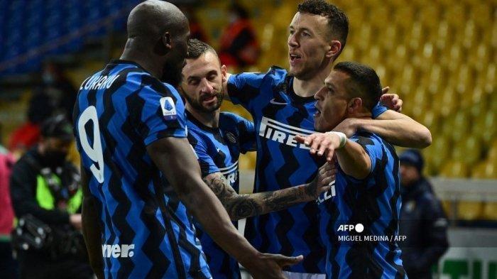 Pemain depan Inter Milan dari Chili Alexis Sanchez (kanan) merayakan kemenangan dengan gelandang Kroasia Inter Milan Ivan Perisic (2ndL), pemain depan Inter Milan dari Belgia Romelu Lukaku (kiri) dan gelandang Inter Milan Kroasia Ivan Perisic setelah membuka skor selama pertandingan sepak bola Serie A Italia Parma vs Inter Milan pada 04 Maret 2021 di stadion Ennio-Tardini di Parma.