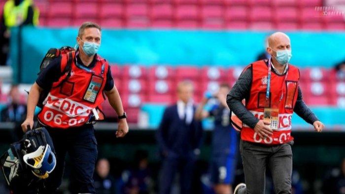 Anders Boesen dan Marten Boesen langsung bergegas berlari masuk ke lapangan untuk selamatkan Christian Eriksen.